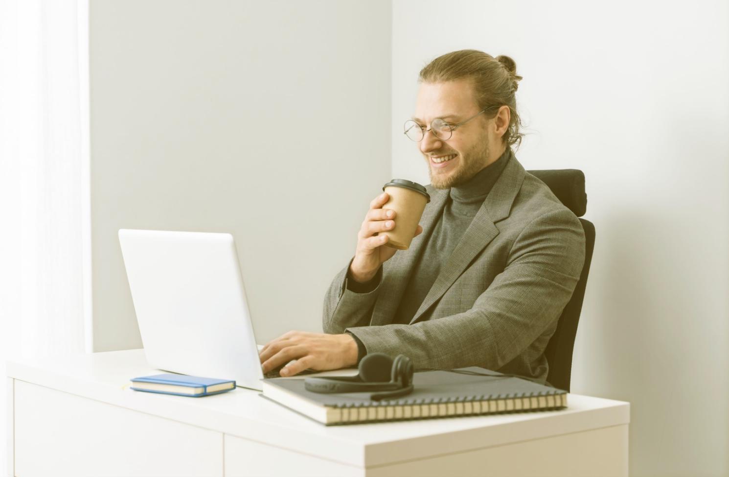 Planification des dépenses mensuelles avec carnets et calculatrice